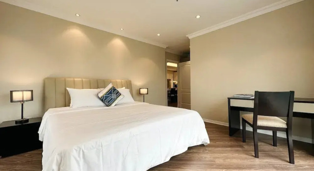 Апартаменты Superior с 3 комнатами с балконом и с видом на город Skyline Tower - Service Apartments