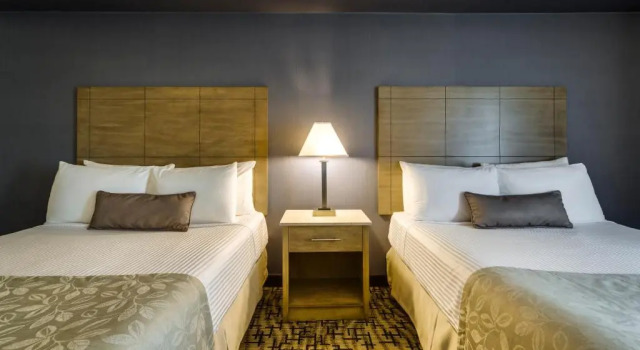 Четырёхместный номер Standard Monte Carlo Inn Oakville Suites
