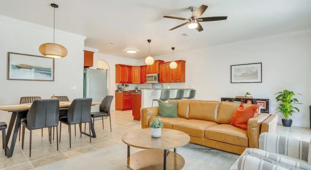 Апартаменты с 4 комнатами Charming Navarre Townhome: 5 Mi to Beach!