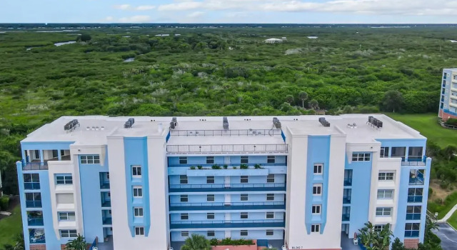 Oceanwalk Jr Penthouse Across From Pool Tennis Shuffleboard Walk to Beach Ow7 207, Забронировать Отель Отели Daytona Beach Area с парковкой, Парковка