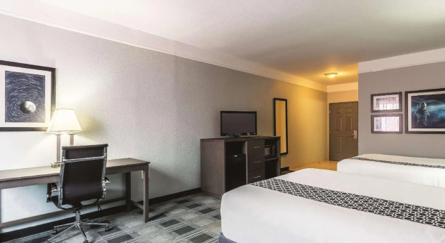 Четырёхместный номер Standard Platinum Inn & Suites Webster