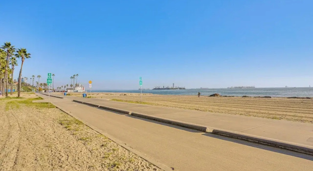 Апартаменты Beachfront Living in Long Beach: 2,500 Sq Ft Condo