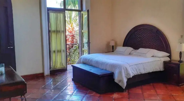 Полулюкс Hacienda Cerritos