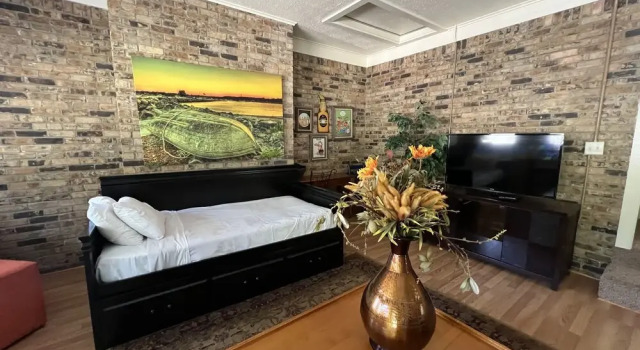 Two bedroom House with fenced in yard, covered patio area, located at the Joplin Inn at the entrance to Mountain Harbor, just 1 1/2 miles from Lake Ouachita. by RedAwning, Prenota Casa vacanze Monte Ida 