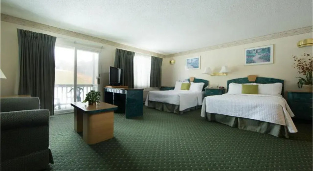 Четырёхместный номер Standard с балконом Villa Roma Resort and Conference Center