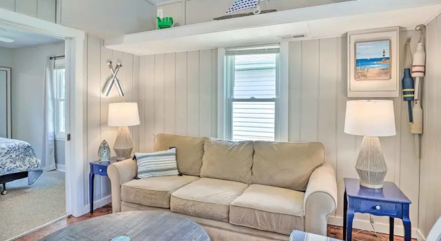 Chic Cottage w/ Private Yard: Steps to Beach!, Buchen Sie Ferienhaus Colonial Beach Virginia