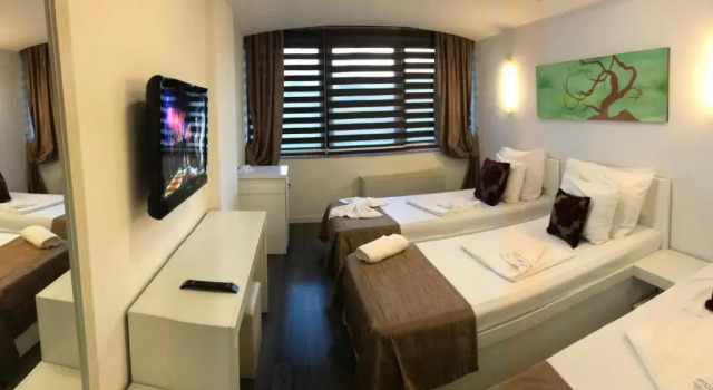 Трёхместный номер Standard Theranda Hotel