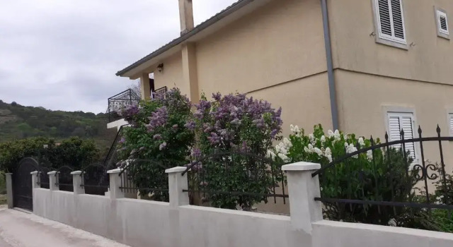 Apartment K2, Book Lejlighed Hoteller i Kotor Riviera med parkering, Parkering