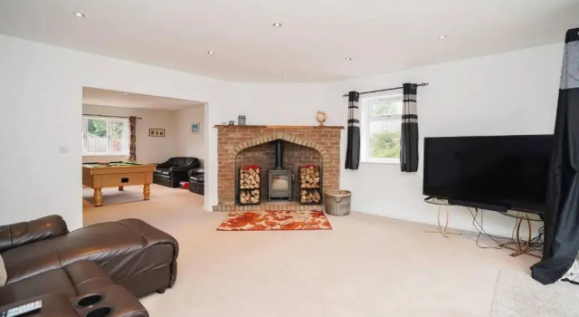 Five Acres house with hottub bbq pool table