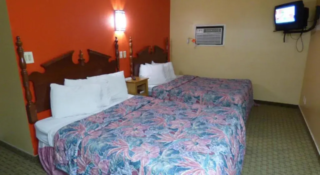 Апартаменты Coronada Inn & Suites