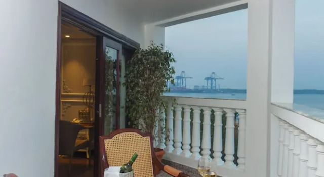 Люкс с балконом Fragrant Nature Kochi - A Five star Classified Hotel