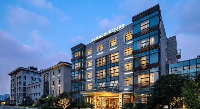 Courtyard by Marriott Wuxi Lihu Lake, Buchen Sie Hotel Hotels in Wuxi mit Pool, Schwimmbad