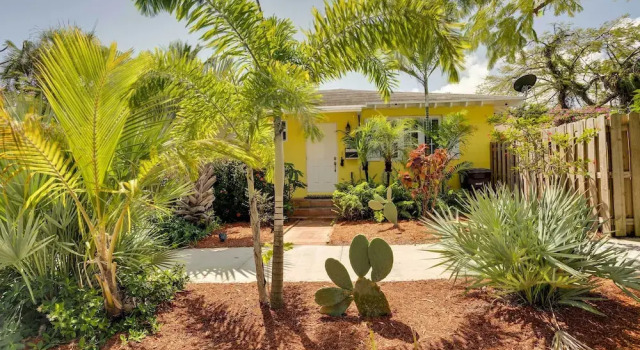 Коттедж West Palm Beach Home w/ Fenced-in Yard & Deck!