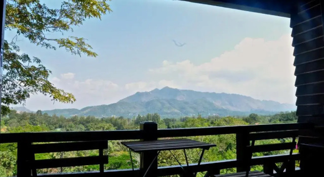 Полулюкс с балконом Issara Boutique Winery Hotel