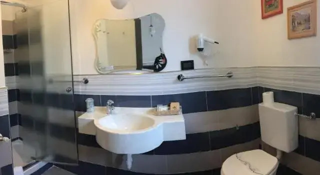 Четырёхместный номер Standard Hotel Marinella