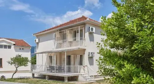 Waikiki Beach House, Забронировать Отель Тиват Округ Тиват, рядом с Пляж Вайкики