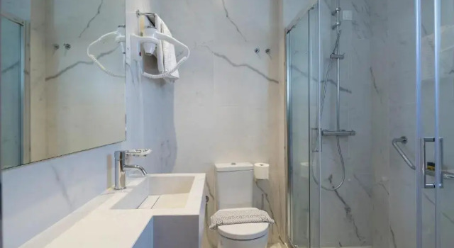 Четырёхместный номер Standard Athos Hotel