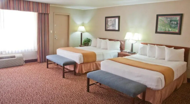 Четырёхместный номер Standard Red Arrow Inn & Suites, a Travelodge by Wyndham
