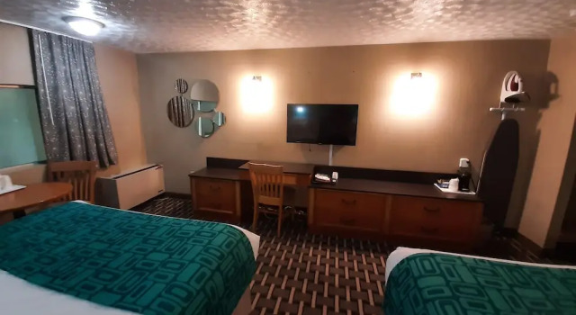Четырёхместный номер Standard с видом на бассейн Howard Johnson by Wyndham Woodstock NB