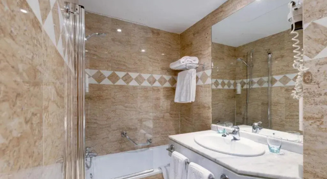 Трёхместный номер Standard Hotel Madrid Centro, Affiliated by Meliá