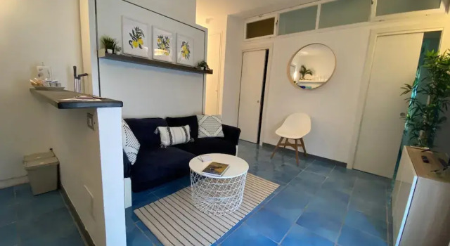 Апартаменты Fetta di Limone Apartment with AC and Patio