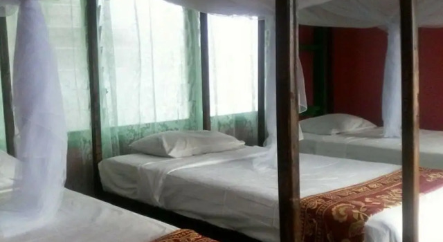 Кровать в общем номере с балконом Anita's Beach Bungalows Lalomanu