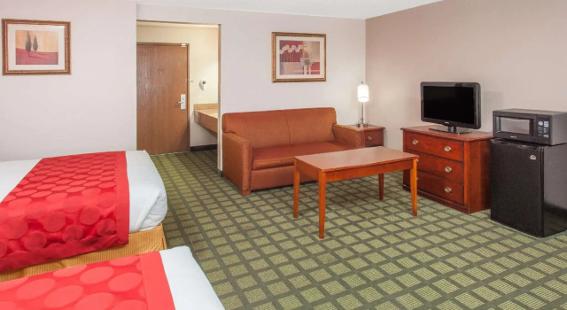 Четырёхместный номер Deluxe Baymont by Wyndham Decatur IL North