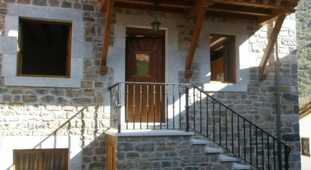 Apartamentos Casa Celia, Забронировать Апартаменты/квартира Отели Liébana с парковкой, Парковка