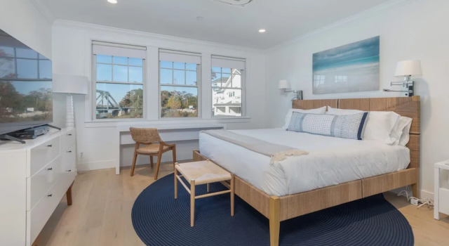 Апартаменты с 3 комнатами Canoe Place Waterfront Residences