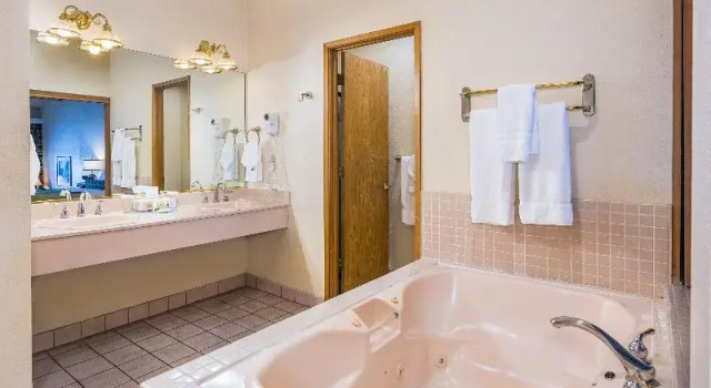 Люкс с балконом и с видом на озеро The Pines Resort & Conference Center