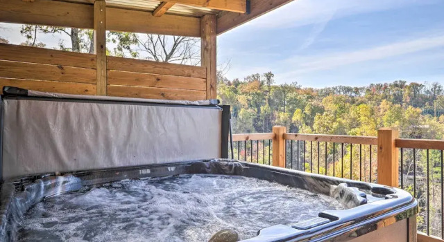 Коттедж с 3 комнатами с балконом Spacious Mountain Retreat w/ Hot Tub + Views!