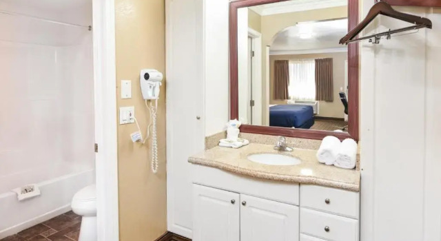 Номер Standard Hollywood Inn Express North