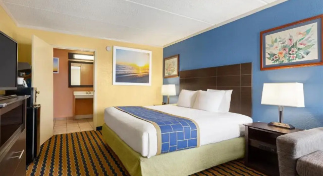Трёхместный номер Standard Days Inn & Suites by Wyndham Fort Bragg/Cross Creek Mall