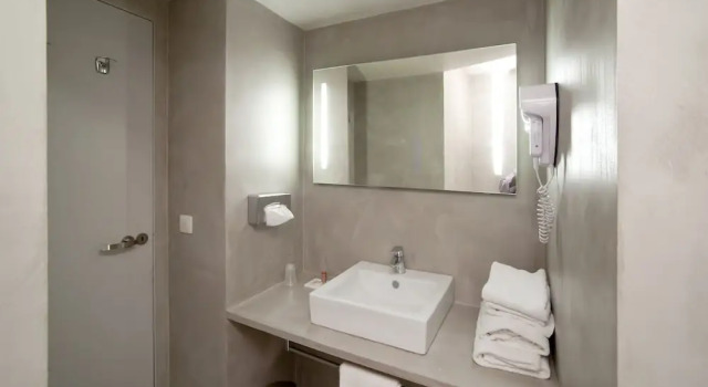 Четырёхместный семейный номер Standard Hotel Le Cardinal Rueil Centre