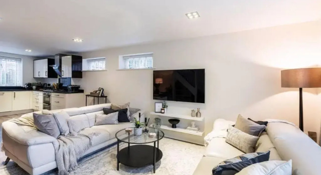 Stunning 2-bed Riverside Luxury Home with Free Parking for Small Car