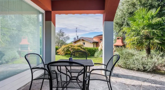 Sunny Villa With Terrace, Boek Villa Barasso Lombardije