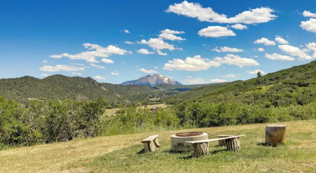 Коттедж Scenic Mount Sopris View: Historic Alpine Cabin!