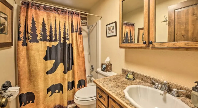 Коттедж с 2 комнатами Family & Dog Friendly: Rustic Lakeside Cabin
