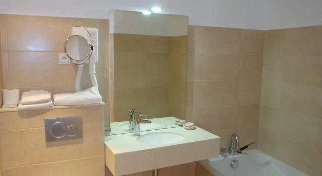 Трёхместный семейный номер Standard Hôtel de lOrme, Akena