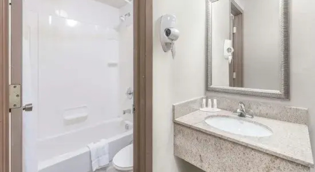 Четырёхместный номер Standard с видом на бассейн Days Inn by Wyndham Bismarck
