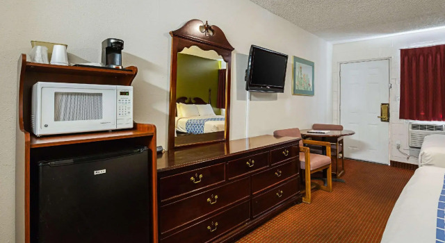 Четырёхместный номер Standard Rodeway Inn