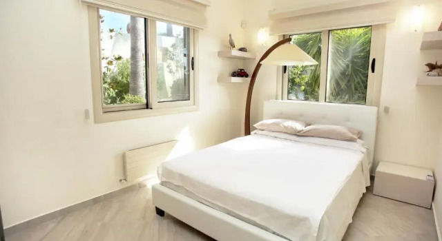 Вилла рядом с пляжем Seafront 5 Bedroom Villa Paradise in Sea Caves