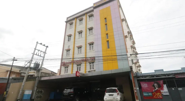RedDoorz Plus near Universitas Negeri Makassar, Book Hotel Hotels in Sulawesi with Parking, Parking