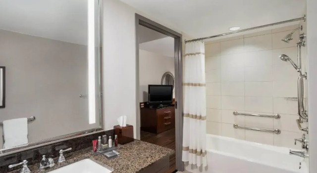 Номер Standard Lancaster Marriott at Penn Square