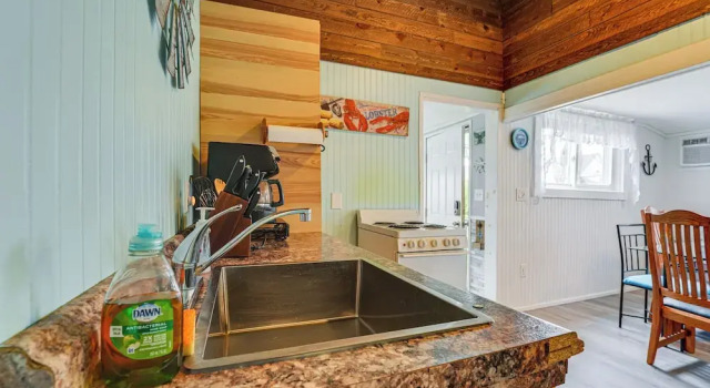 Large Yard: Walkable Cottage in Old Orchard Beach!, Buchen Sie Ferienhaus Old Orchard Beach 