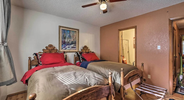 Downtown Red River Retreat w/ Mtn Views + Yard, Varaa Huoneisto Red River 