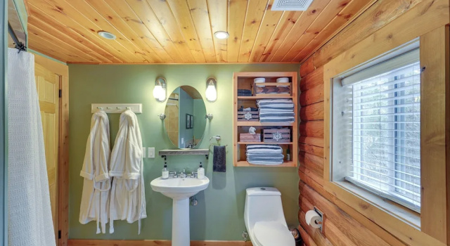 Коттедж с 3 комнатами Dreamy Alpine Cabin w/ Hot Tub, Fireplace & More!
