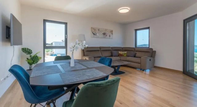 Nice Apartment in Sveti Filip i Jakov With Wifi, Heated Swimming Pool and 2 Bedrooms