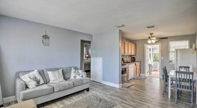 Ormond Beach Home w/ Screened Porch, Walk to Shore, Забронировать Дом для отпуска Коттеджи Ормонд-Бич, Коттедж