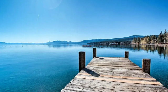 Коттедж c 1 комнатой с балконом Walk to Dock & Tahoe City: Modern Lakeside Cabin